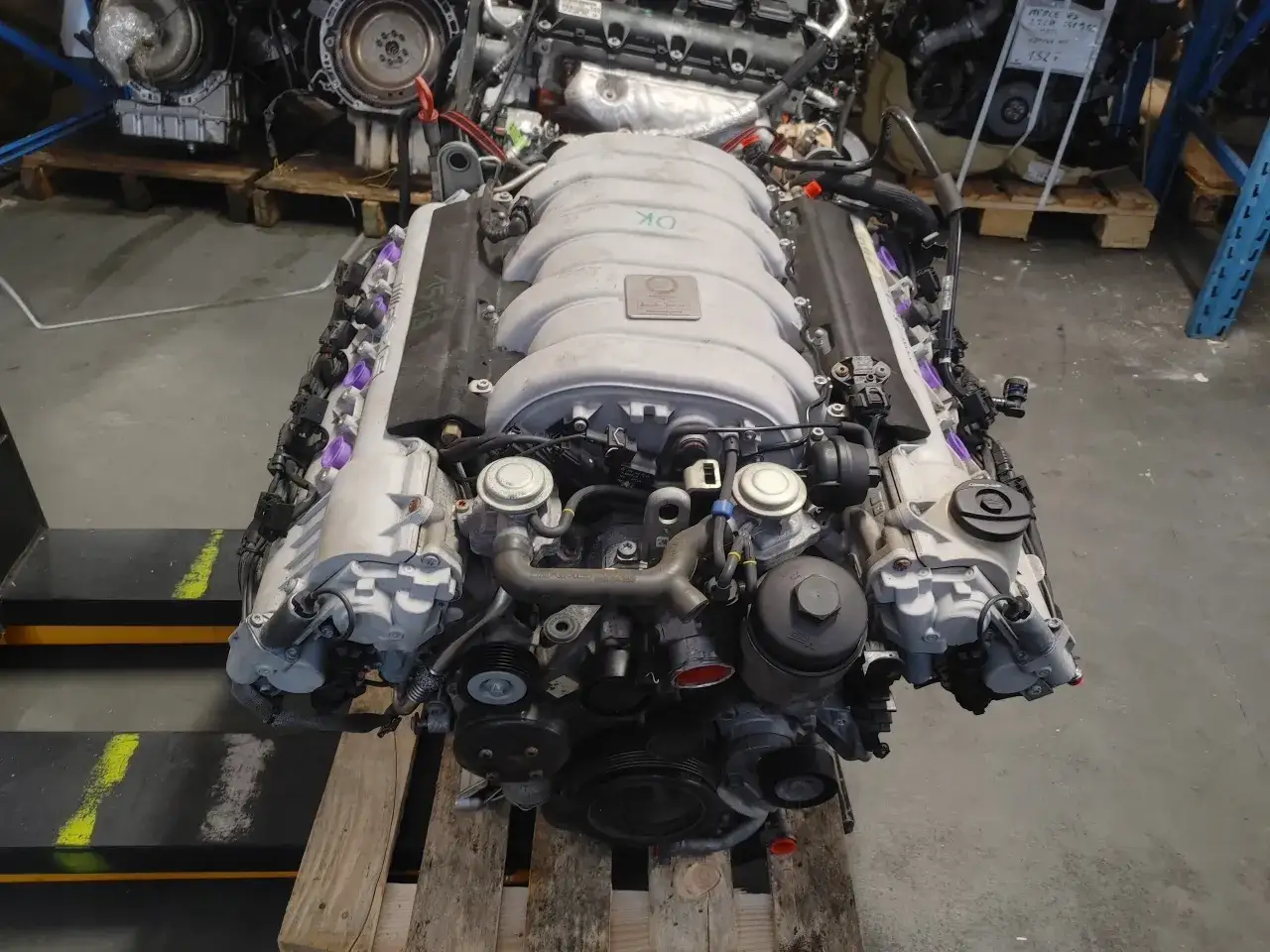 Silnik V8 AMG z Mercedesa E63 AMG, gotowy do montażu.