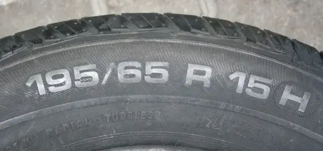 Zdjęcie Gdzie pisze rozmiar opony? Odkryj, jak go znaleźć na oponie