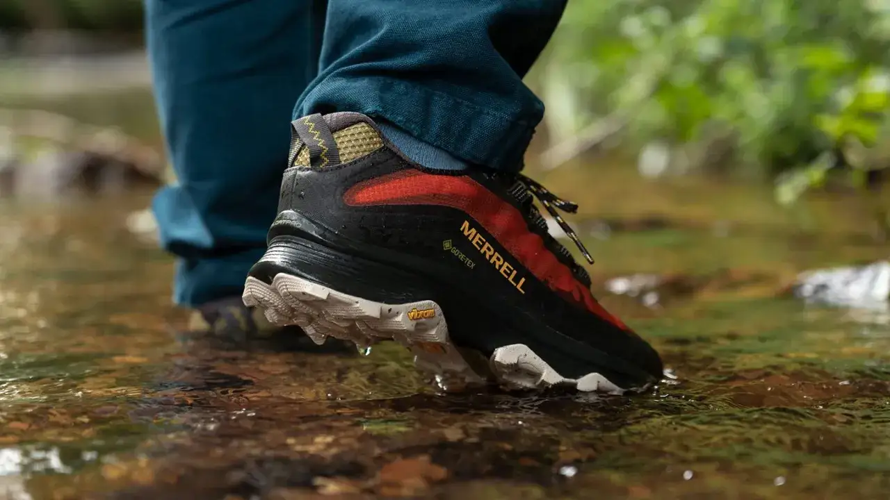 Buty Merrell z membraną GORE-TEX Extended Comfort stawiają czoła wodzie, zapewniając suchość i komfort podczas wędrówki.