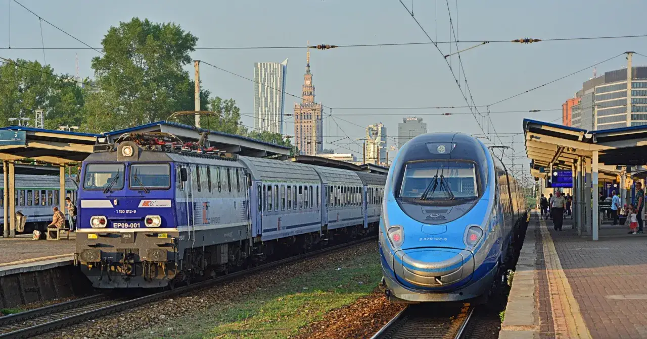 Senior w pociągu PKP Intercity uśmiechnięty