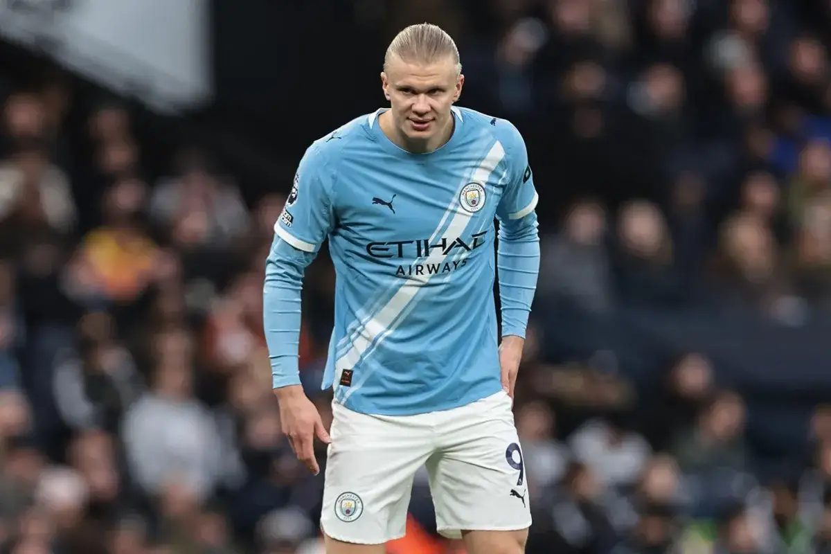 Erling Haaland w akcji, wysoki piłkarz