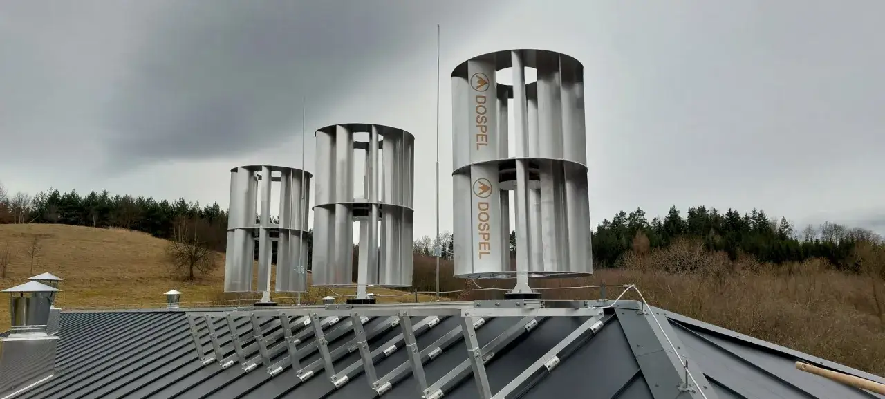 Nowoczesny wiatrak na dachu, z logo Dospel, gotowy do produkcji czystej energii.