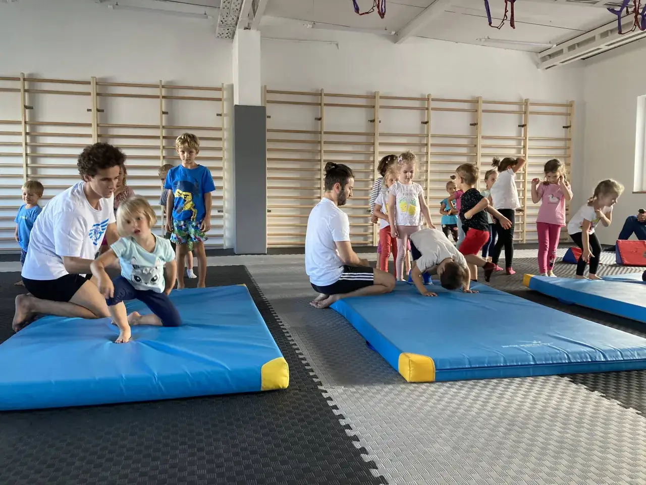 dzieci w dojo bezpieczna sala treningowa