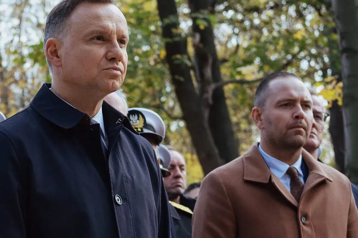 Andrzej Duda zamyślony, zastanawia się, kogo wyznaczy na swojego następcę w walce o pałac prezydencki.