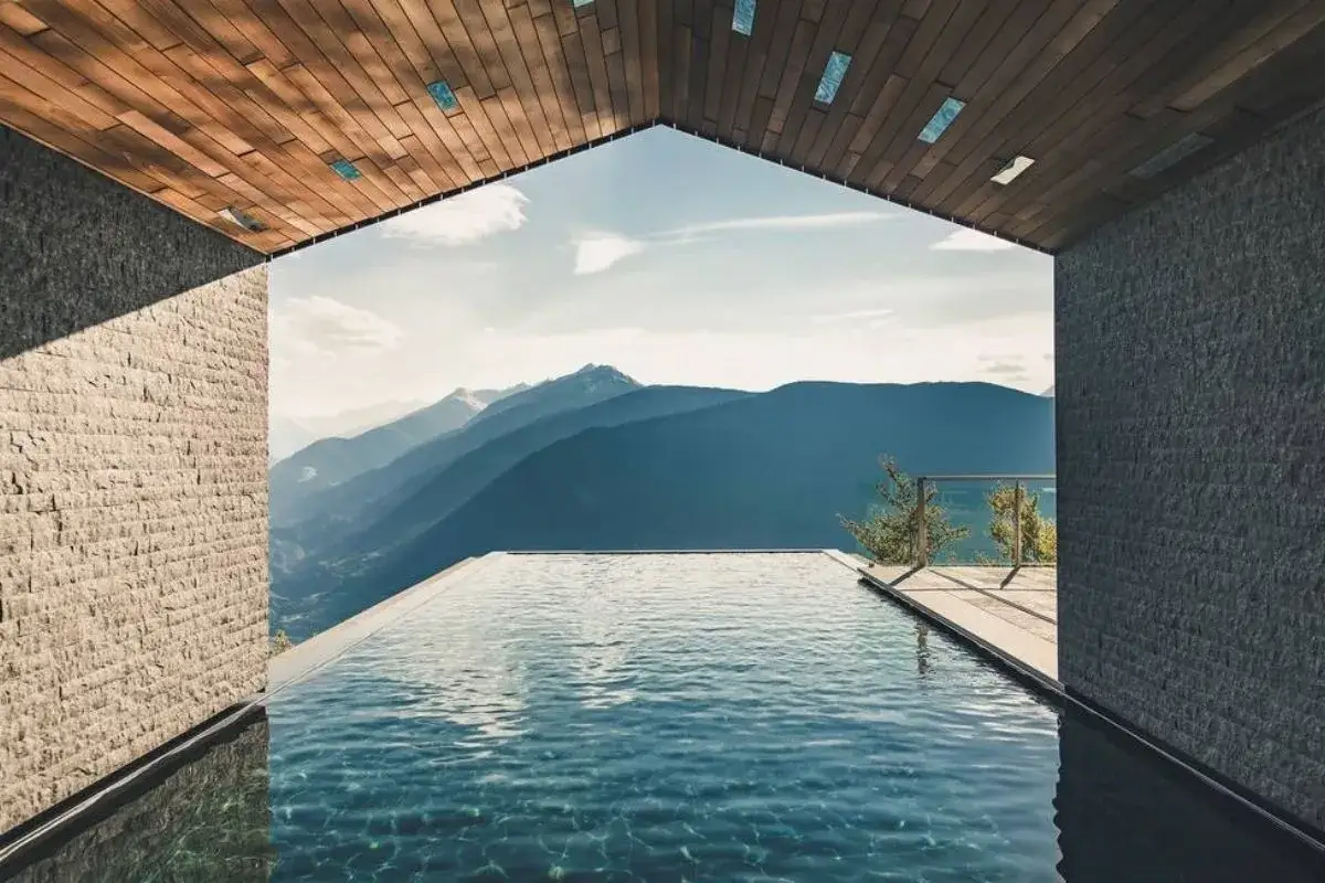 Infinity pool con vista Dolomiti hotel lusso