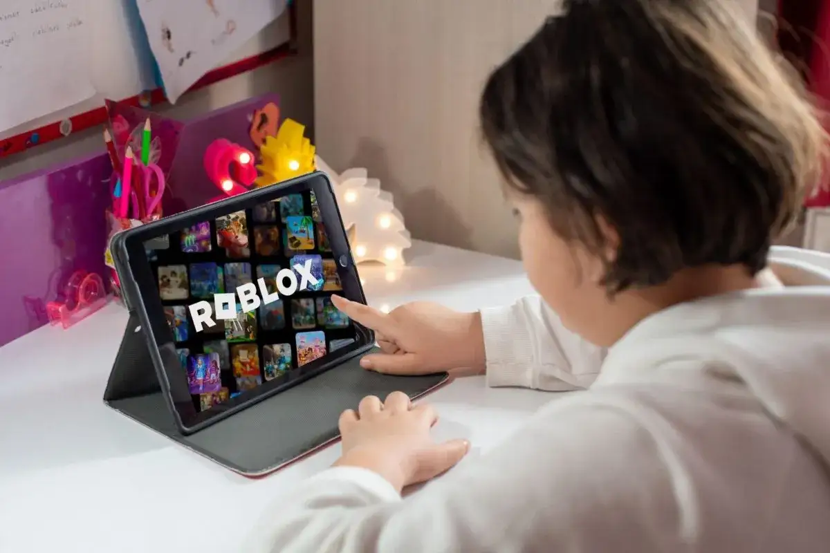 Dziecko gra w Roblox na tablecie. Od ilu lat jest Roblox? Od 2006 roku!