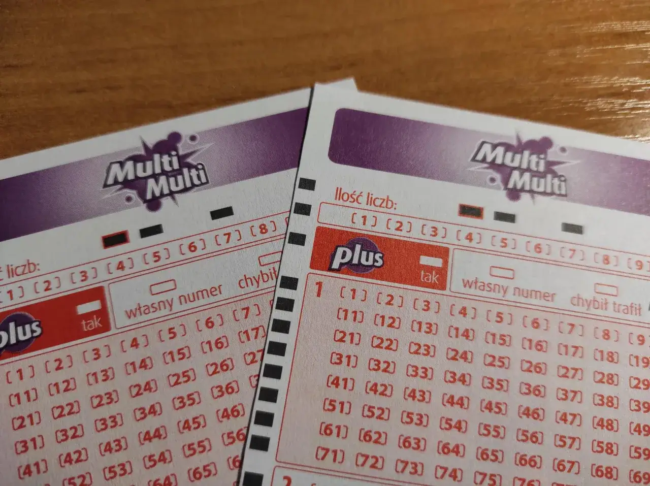 Dwie zdrapki Multi Multi, jedna z zaznaczonymi liczbami, druga pusta. Kto wygrał w lotto?