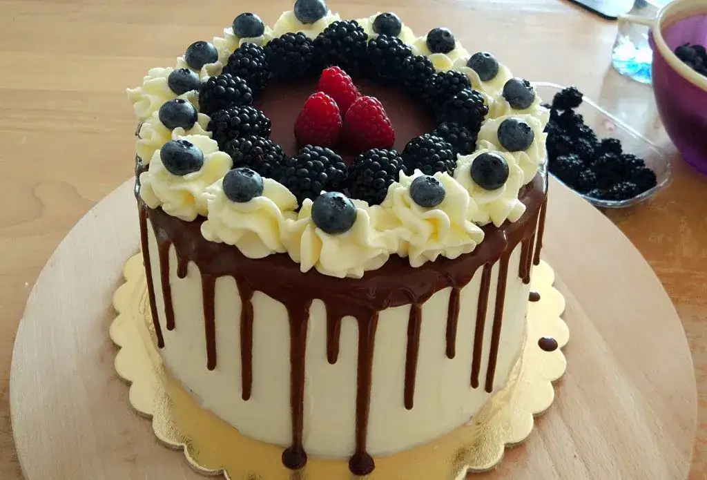 proste dekoracje tortu owocami i drip cake