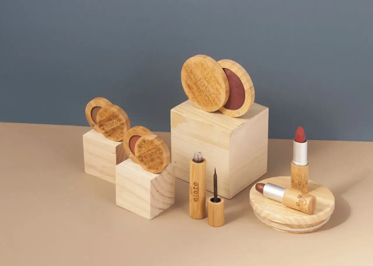 Kosmetyki w bambusowych opakowaniach: r&oacute;że, eyeliner i pomadki. To ekologiczne rozwiązanie, kt&oacute;re oznacza możliwość wymiany wkładu, czyli refill.