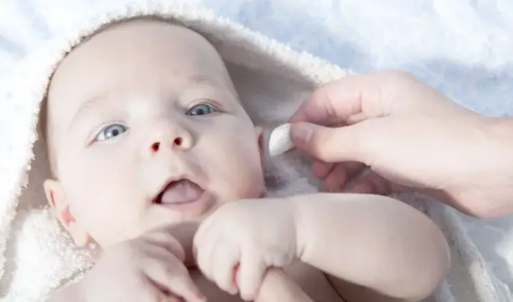 higiena uszu niemowlaka