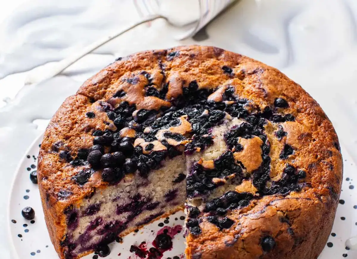 Pyszne ciasto z jagodami, idealne na letnie popołudnie. Ten przepis na ciasto jest prosty i szybki.