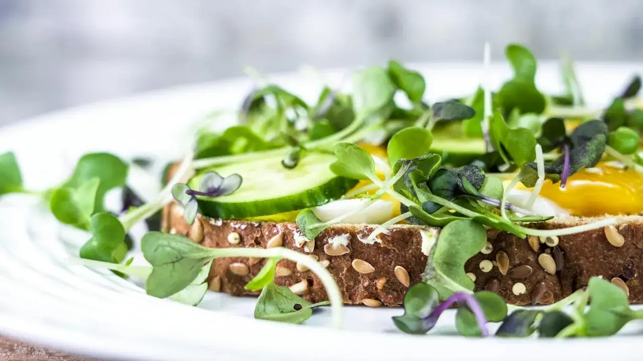 Kanapka z jajkiem, ogórkiem i kiełkami. Idealna na lekki obiad, zastanawiasz się ile gram powinien mieć obiad? Ta jest pyszna!