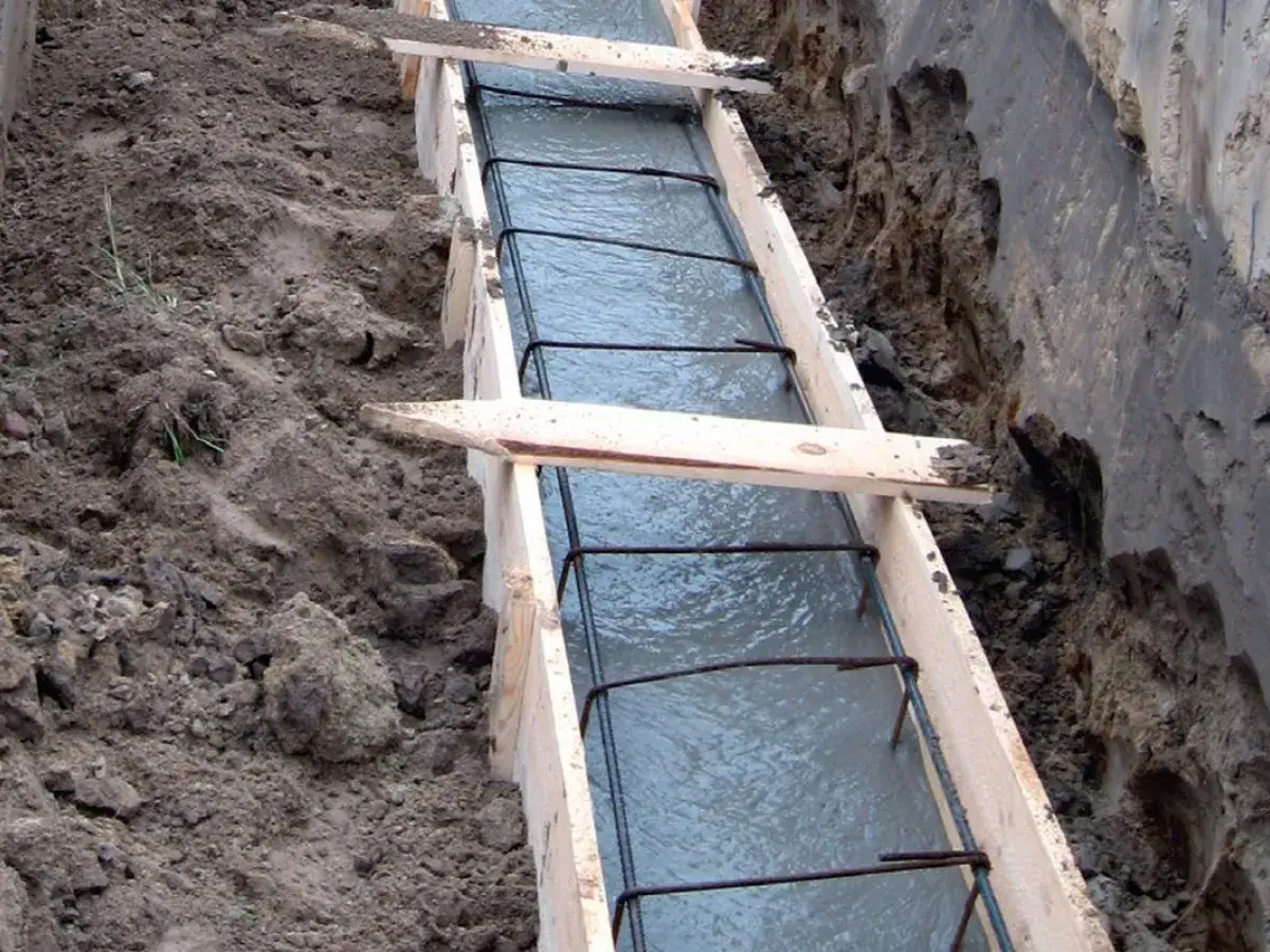 Zbrojenie w szalunku zalanym betonem. W niskiej temperaturze 5 stopni, ile schnie beton, zależy od wielu czynnik&oacute;w.