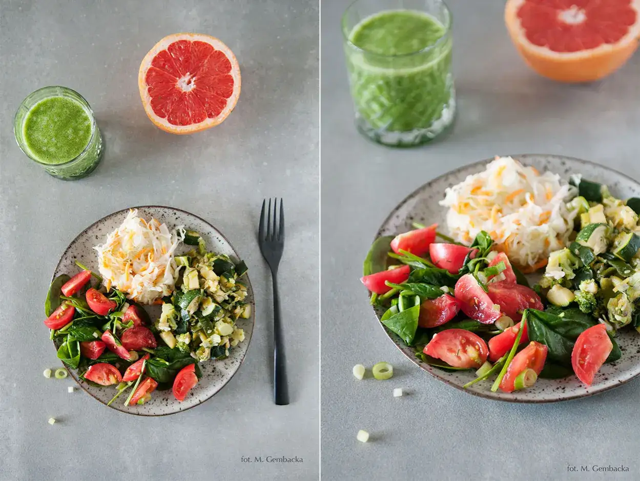 Kolorowy talerz z sałatką, surówką i warzywami, obok zielony koktajl i połówka grejpfruta. Idealne na dietę owocowo warzywną.