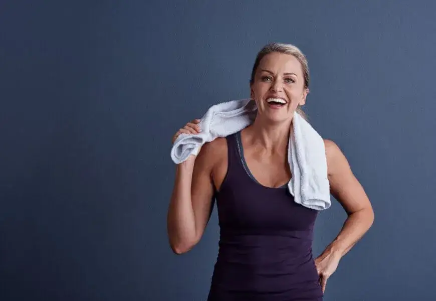 osoba uśmiechnięta po treningu siłowym, endorfiny