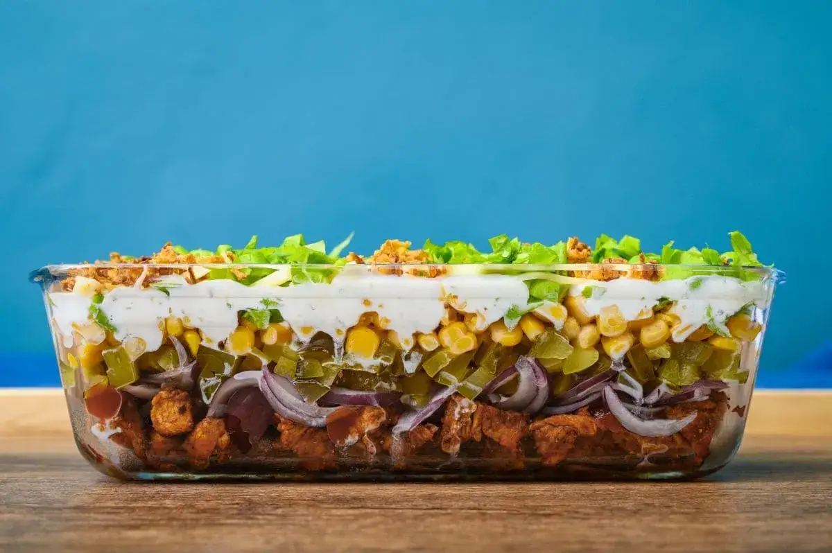 sałatka gyros w pojemniku lod&oacute;wka