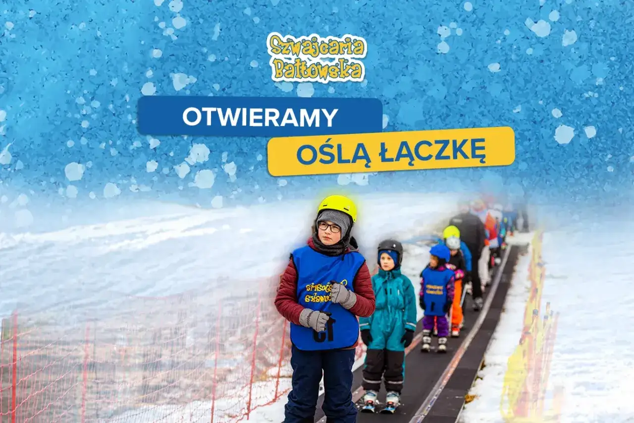 Otwieramy oślą łączkę dla początkujących narciarzy! Dzieci w kaskach i kamizelkach czekają na pierwszy zjazd.