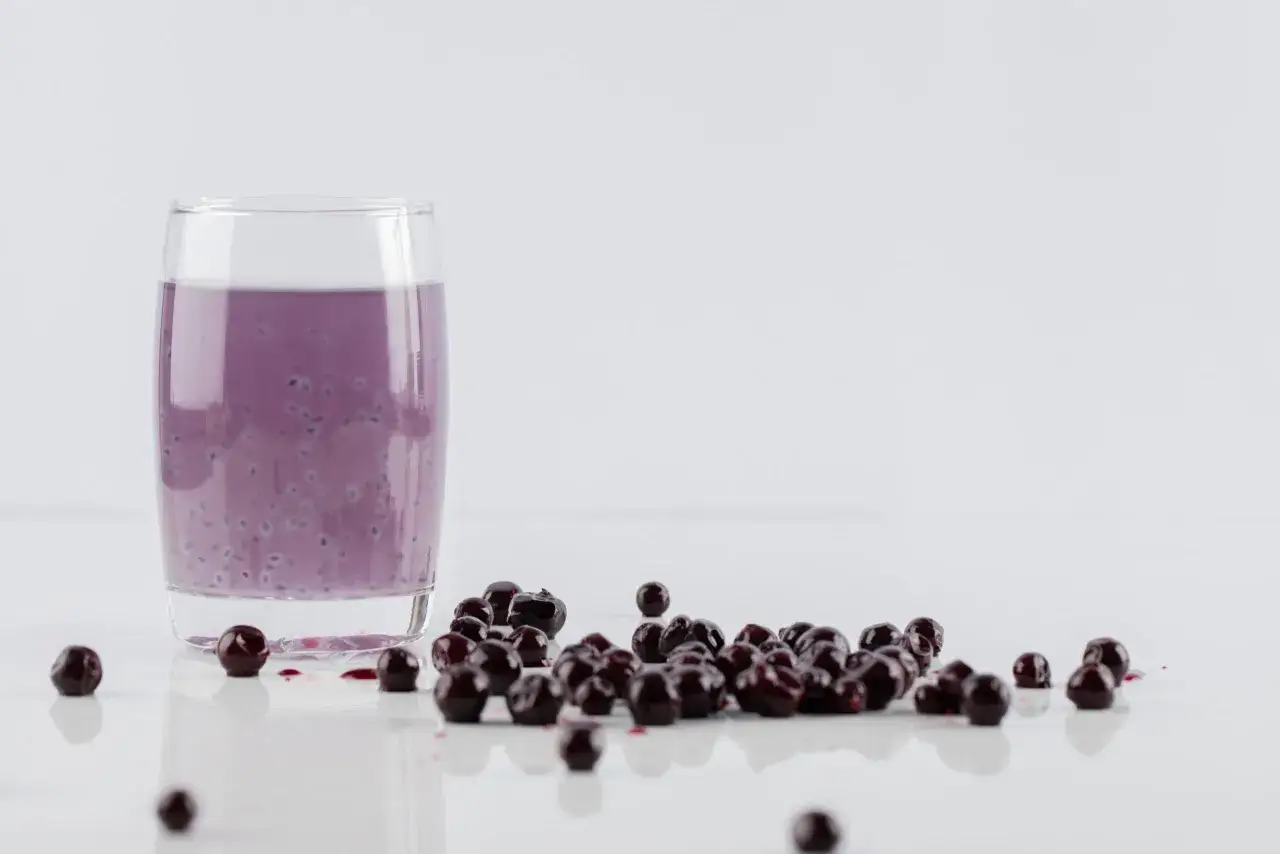 Świeże czarne porzeczki i sok z czarnej porzeczki