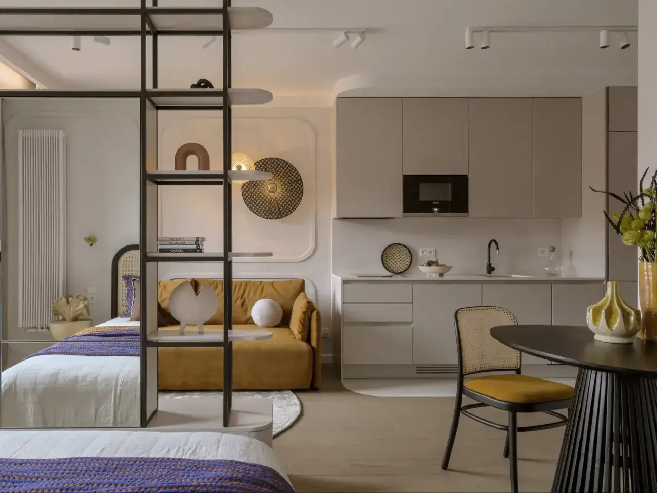 Stylowe mieszkanie 30m2: łóżko, kanapa, aneks kuchenny i jadalnia. Nowoczesne meble i dekoracje tworzą przytulną przestrzeń.