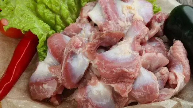 żołądki drobiowe przed przygotowaniem oczyszczanie