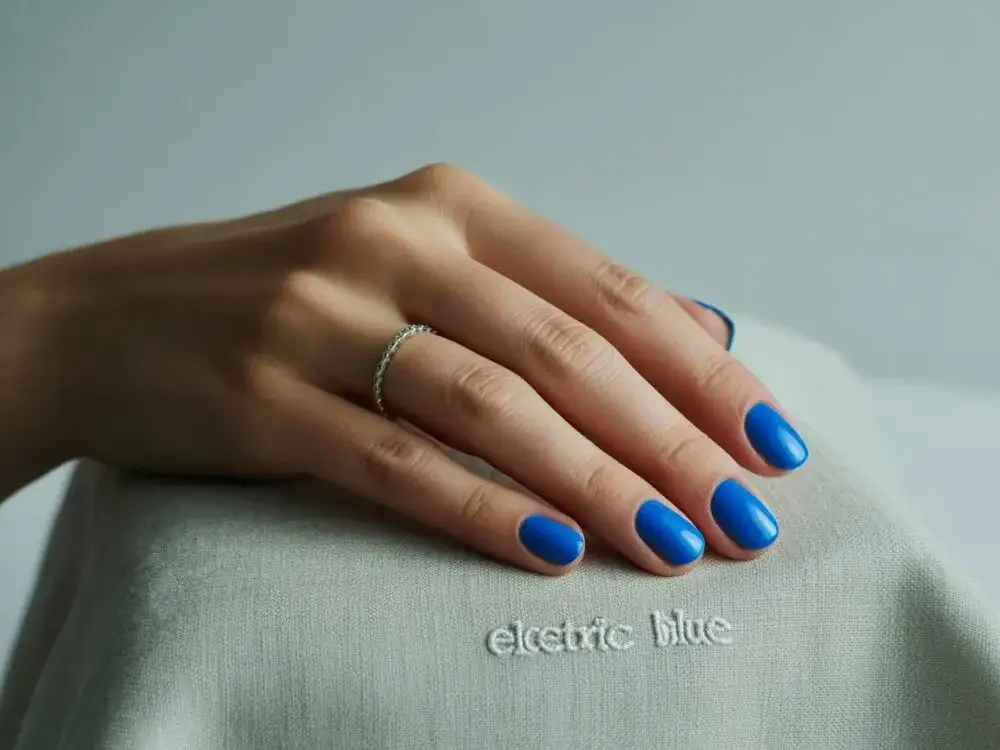 dziewczyna z jasnoniebieskimi paznokciami tiktok