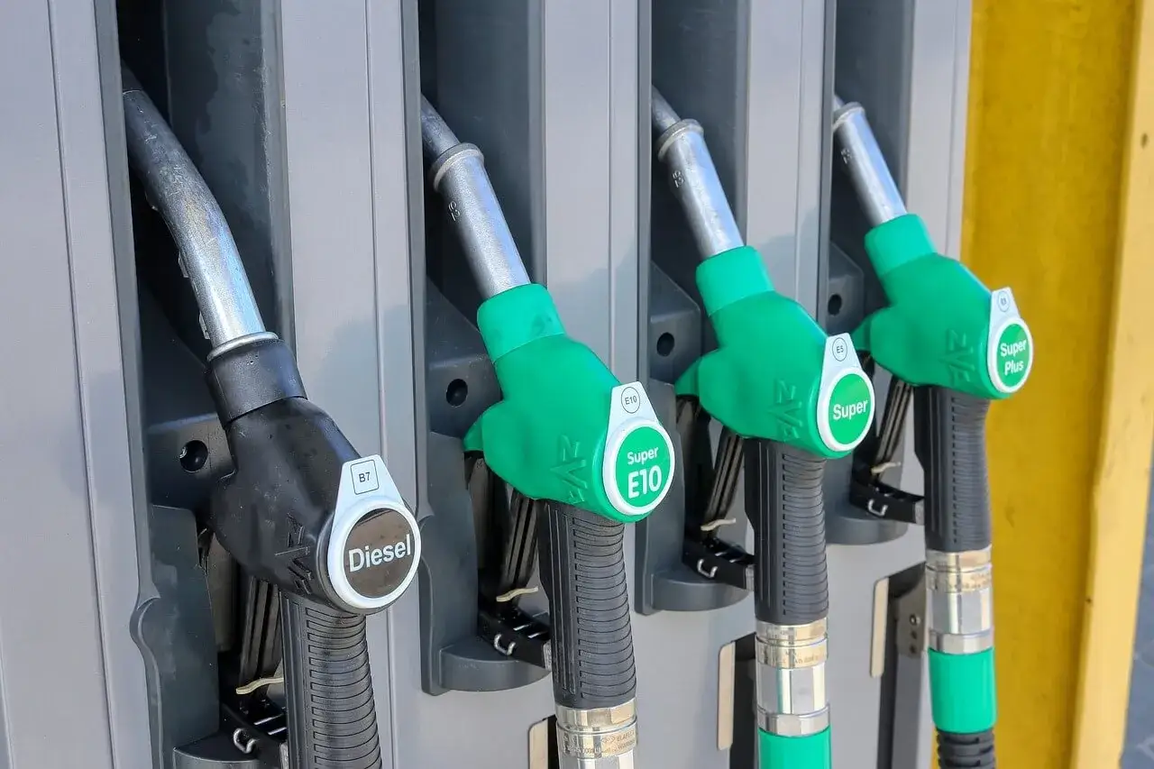 Cztery dystrybutory paliwa na stacji: Diesel, Super E10, Super i Super Plus. Wyb&oacute;r odpowiedniego oznaczenia benzyny to klucz do tankowania.