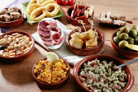 Tapas sevillanas variadas y coloridas