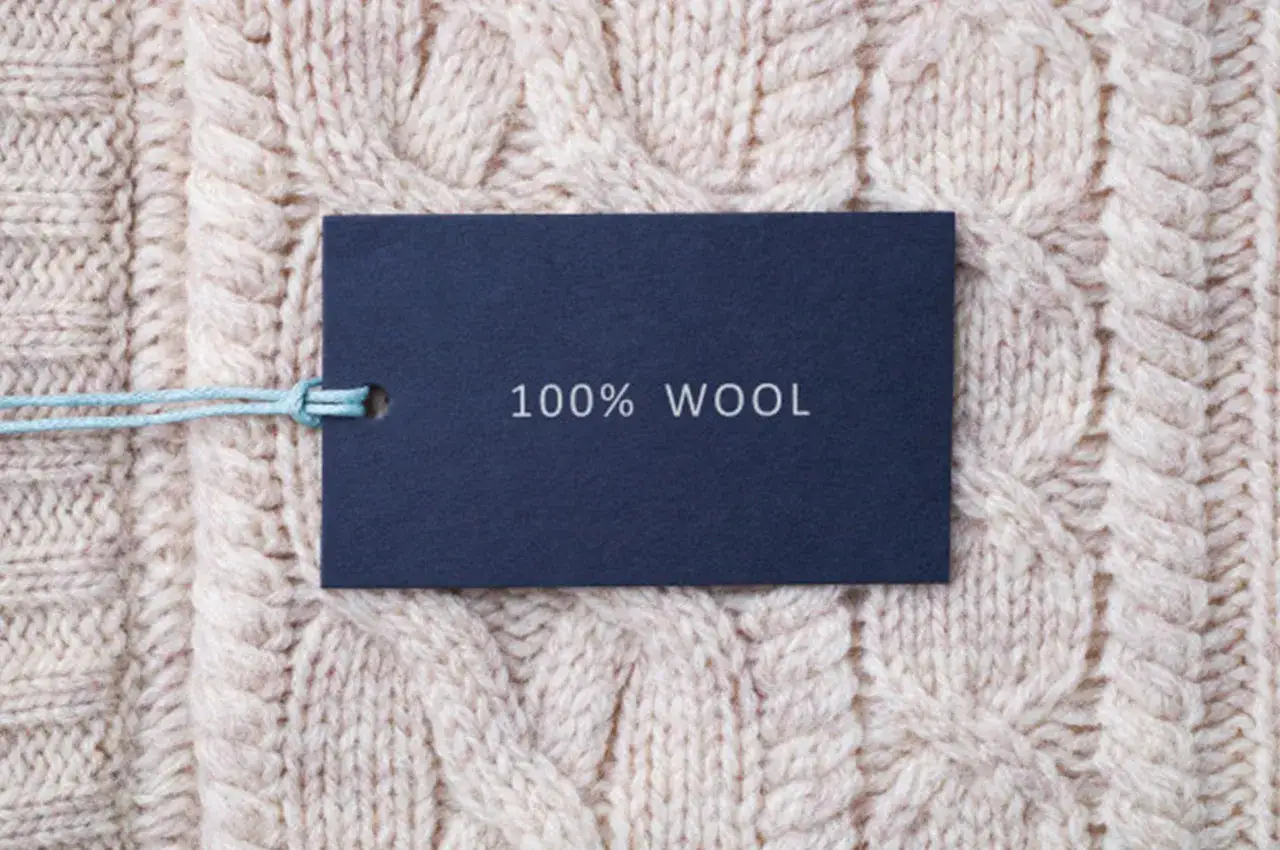 Ciemnoniebieska metka z napisem 