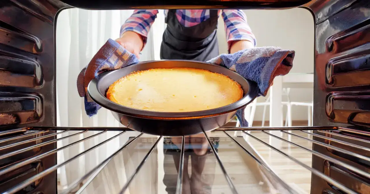Sernik pieczony w kąpieli wodnej