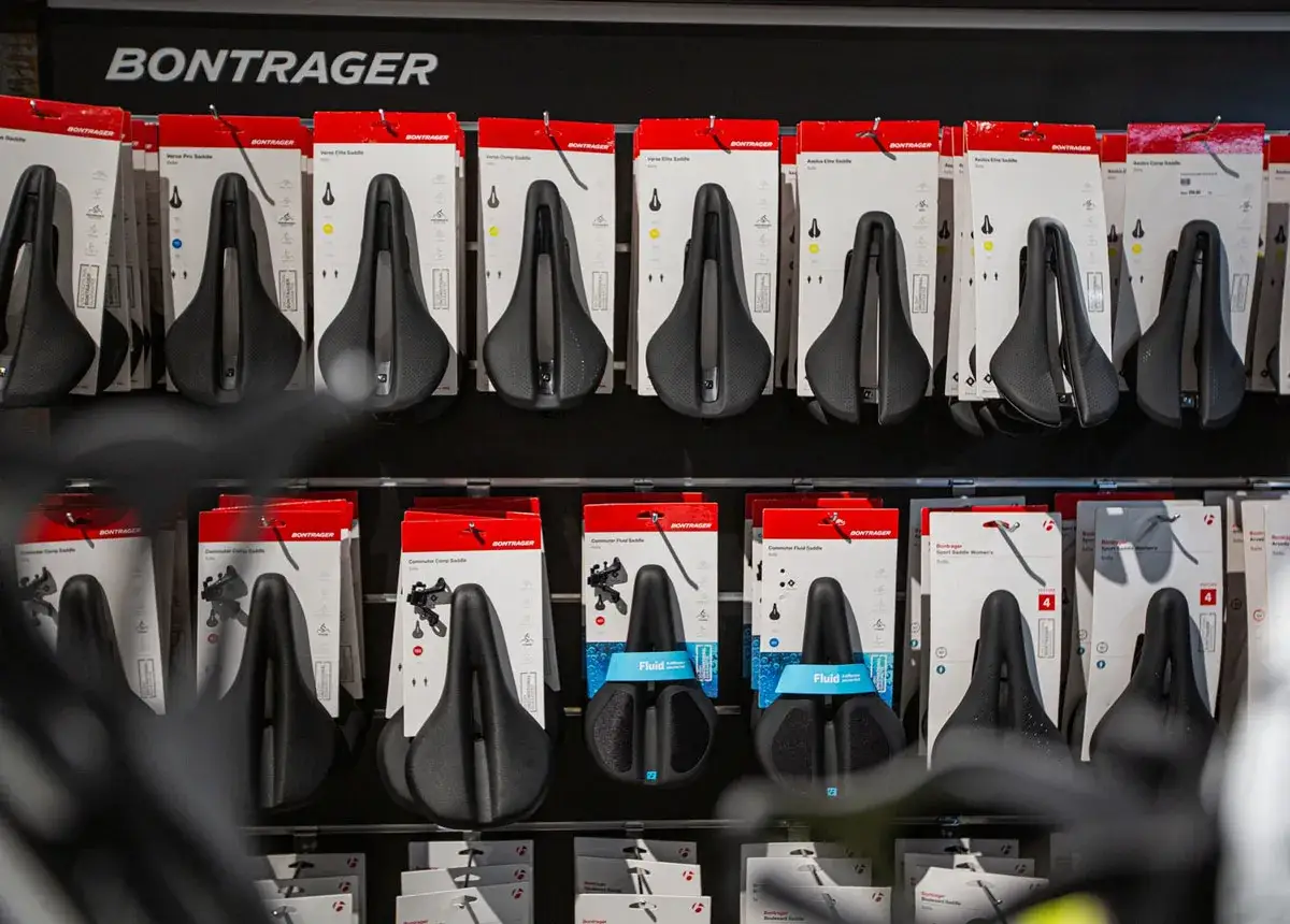 R&oacute;żnorodne siodełka rowerowe Bontrager na wystawie. Dowiedz się, jak dobrać siodełko rowerowe, by jazda była komfortowa.