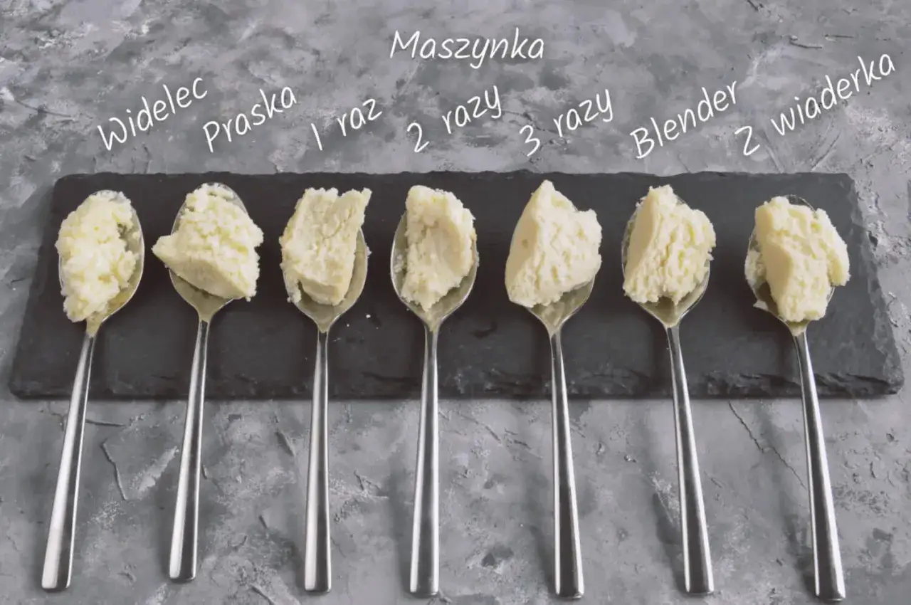 Siedem łyżek z twarogiem przetartym różnymi metodami: widelec, praska, maszynka (1, 2, 3 razy), blender, wiaderka. Sprawdź, jak zmielić twaróg mikserem.