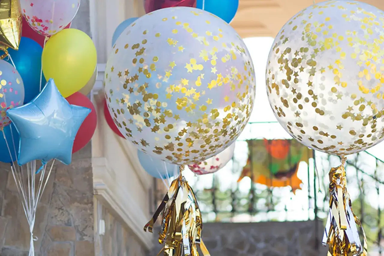 balon z konfetti napełnianie lejek