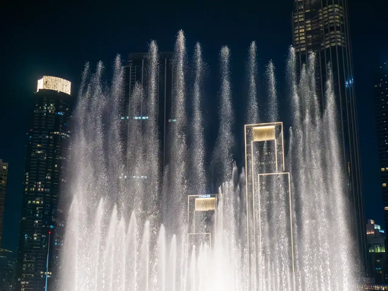 Pokaz fontann w Dubaju nocą. Zastanawiasz się, ile kosztuje pobyt w Dubaju na tydzień?