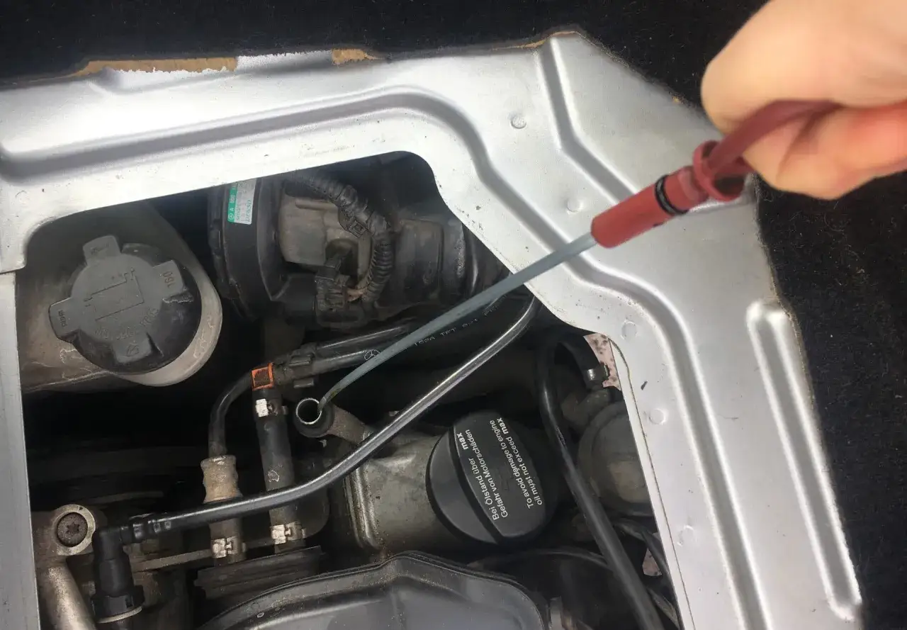 Sprawdzanie poziomu oleju w silniku. Czy można dolać olej do ciepłego silnika? Tak, ale ostrożnie.