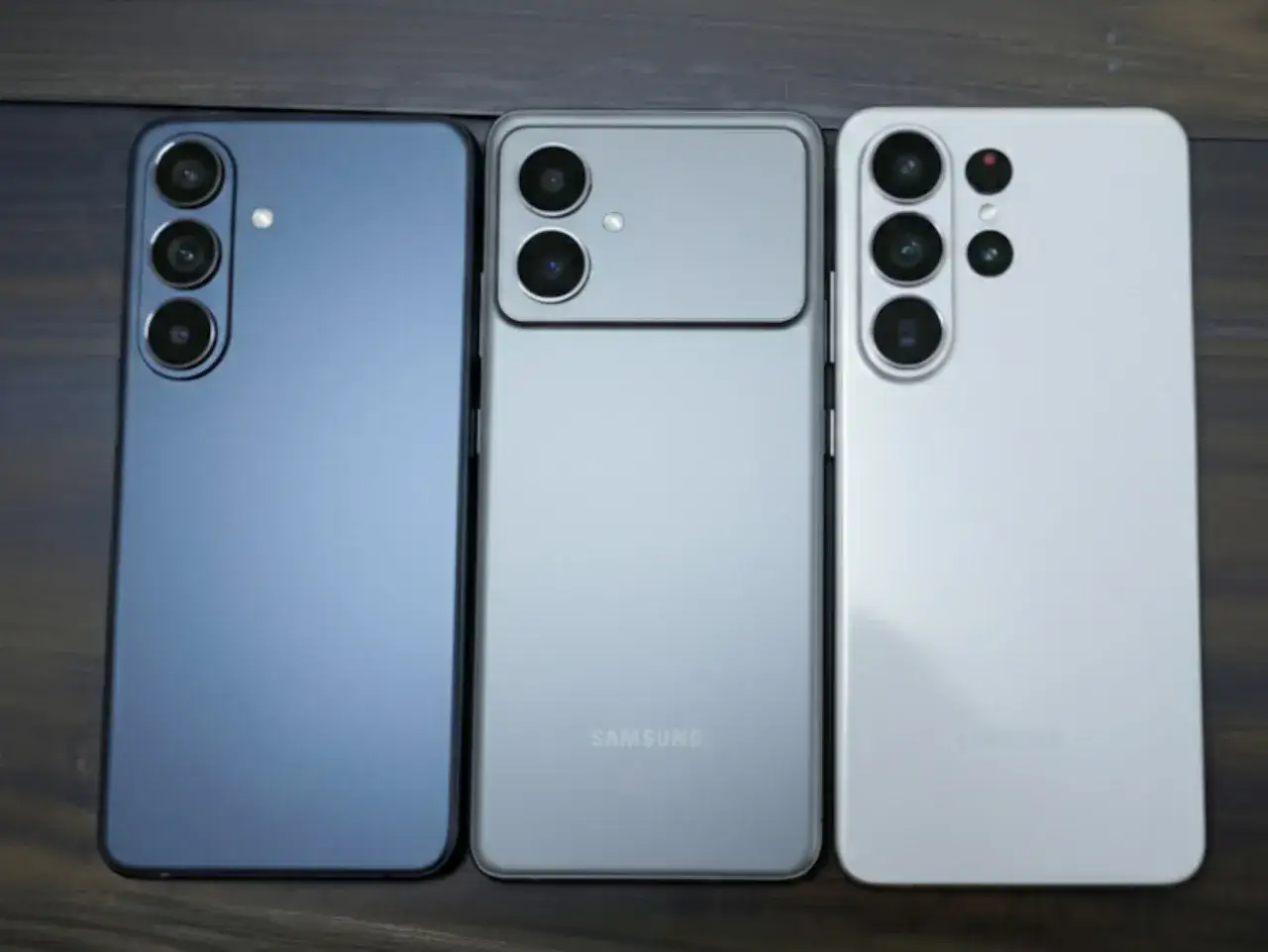 Trzy telefony Samsung: niebieski, szary i biały, z widocznymi modułami aparatów. Czy to najnowszy Samsung?