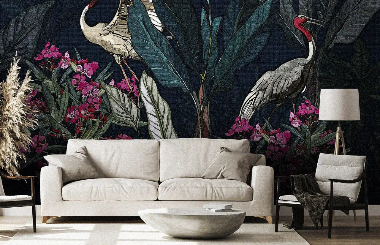 Egzotyczna fototapeta z żurawiami i bujną roślinnością. Idealna do salonu, jeśli szukasz czegoś wyjątkowego.