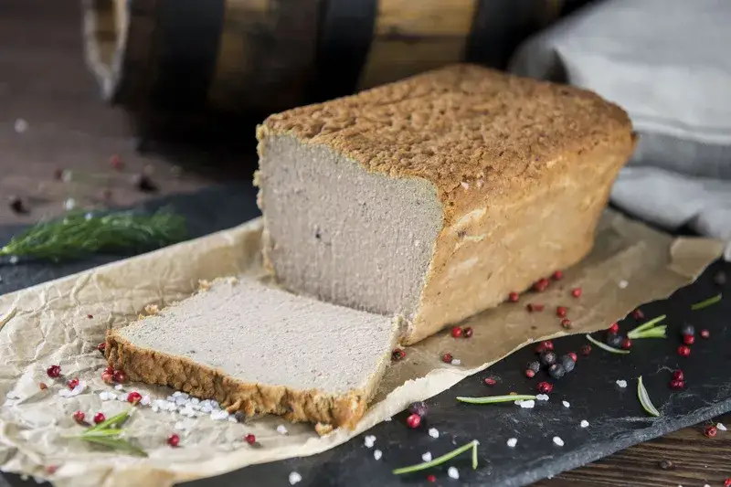 r&oacute;żne rodzaje pasztet&oacute;w na stole