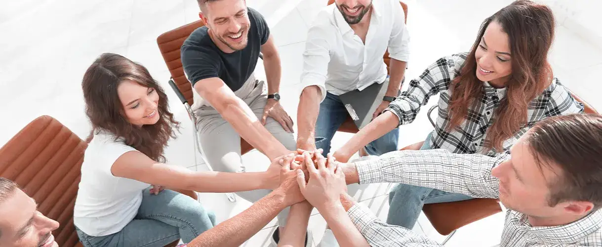 ludzie w pracy wspierają się, motywacja w zespole