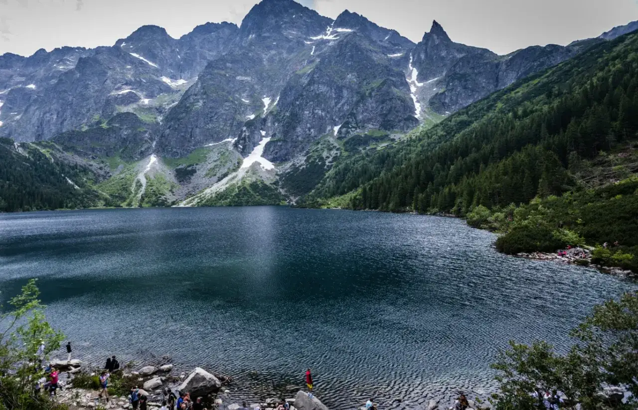 Morskie Oko, idealne na najpiękniejsze trasy w Tatrach dla początkujących bez ekspozycji. Jezioro otoczone górami i lasem.