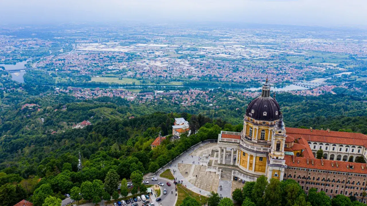Bazylika Superga g&oacute;ruje nad Turynem. Warto zobaczyć to wspaniałe miejsce, skąd rozpościera się panorama miasta.