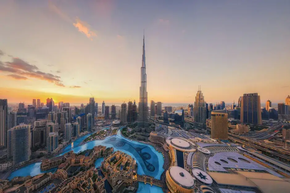 Pustynia i nowoczesne budynki Dubaju