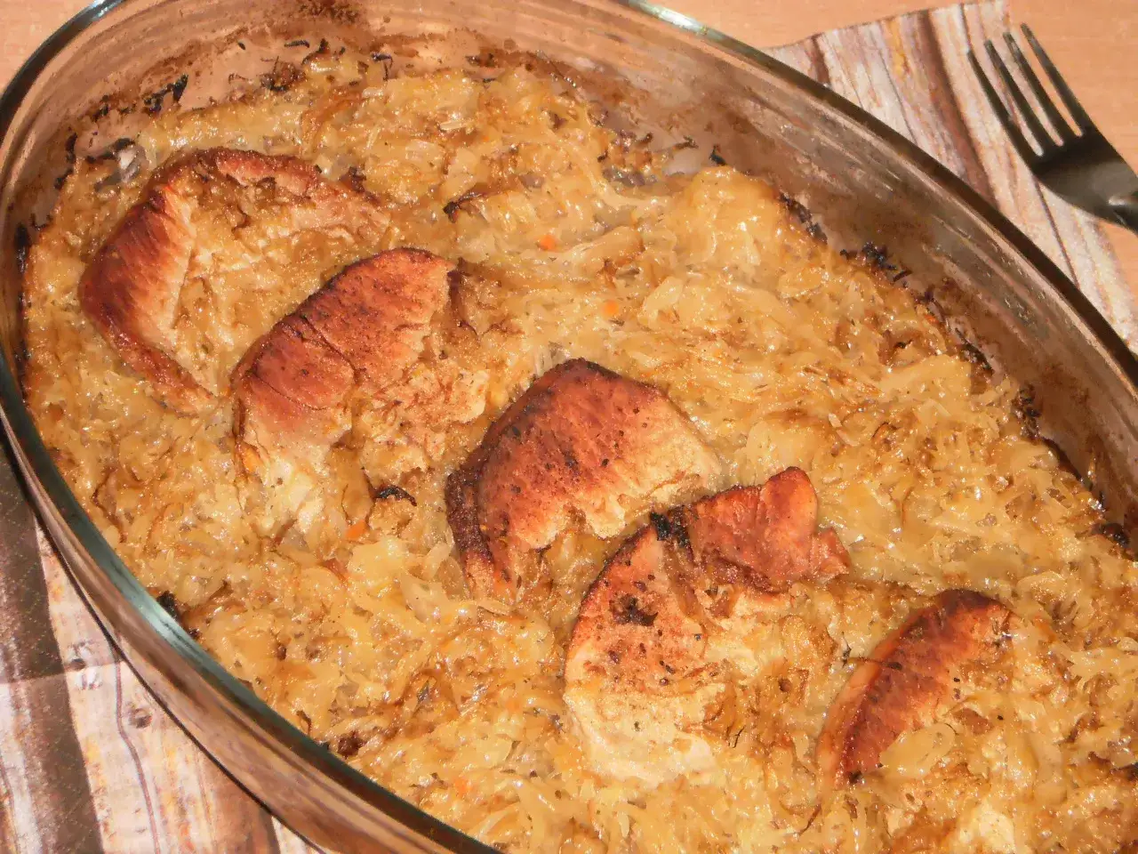 Schab w kapuście kiszonej, pieczony w szklanym naczyniu. Aromatyczne danie, kt&oacute;re rozpływa się w ustach.