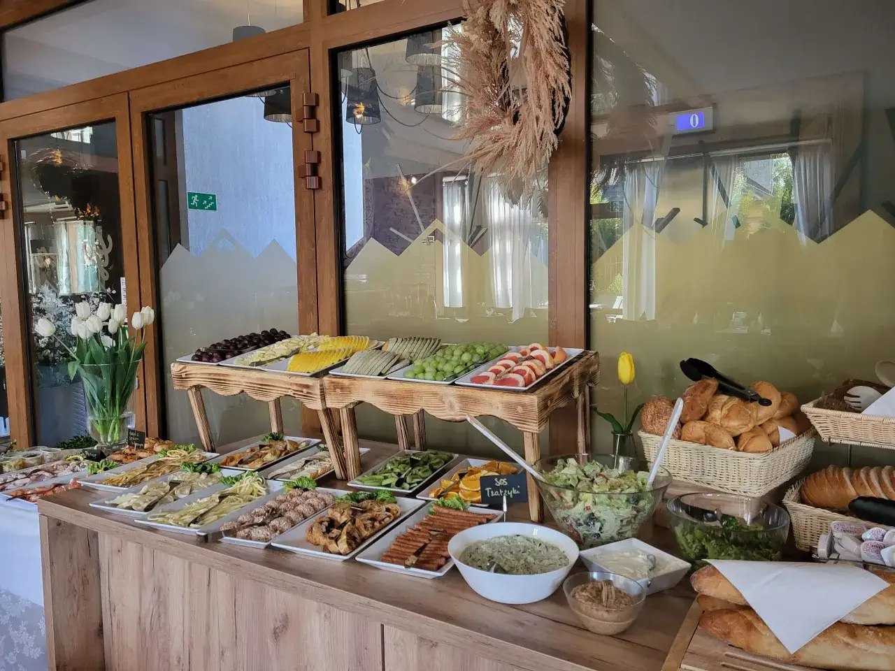 Bogaty bufet śniadaniowy z owocami, serami, wędlinami i pieczywem. Idealne miejsce, gdzie zjesc sniadanie w Białce Tatrzańskiej.