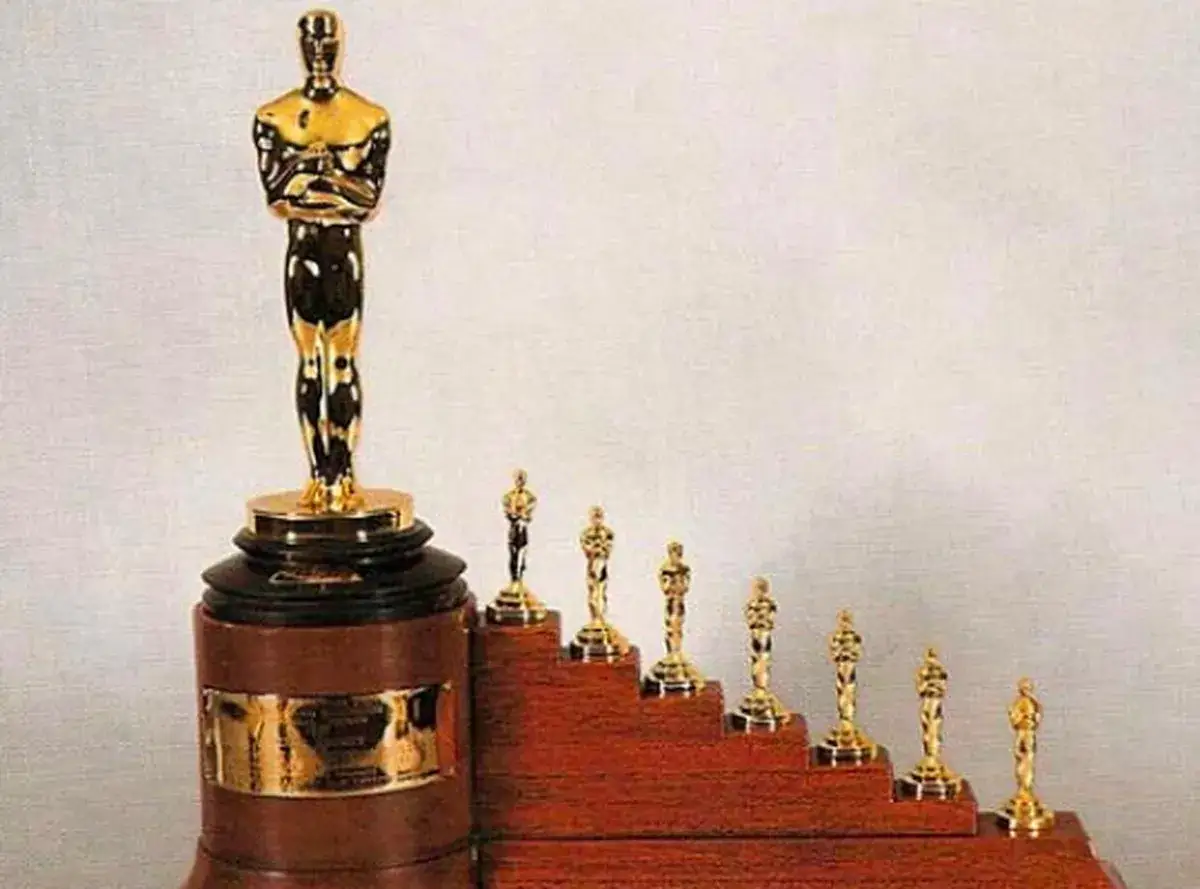 Wielki Oscar obok mniejszych, symbolizujących kto zdobył najwięcej oscarów.
