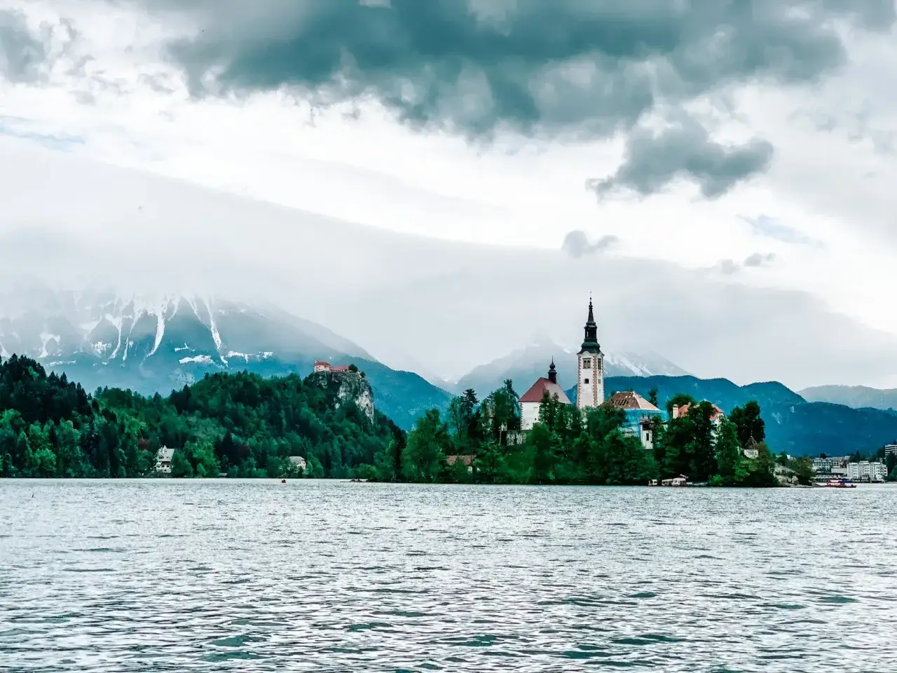 Malownicze jezioro w Słowenii z wyspą i kościołem. Sprawdź słowenia ceny, by zaplanować podróż.