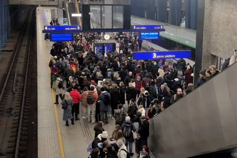 op&oacute;źniony pociąg pasażerowie czekający na peronie