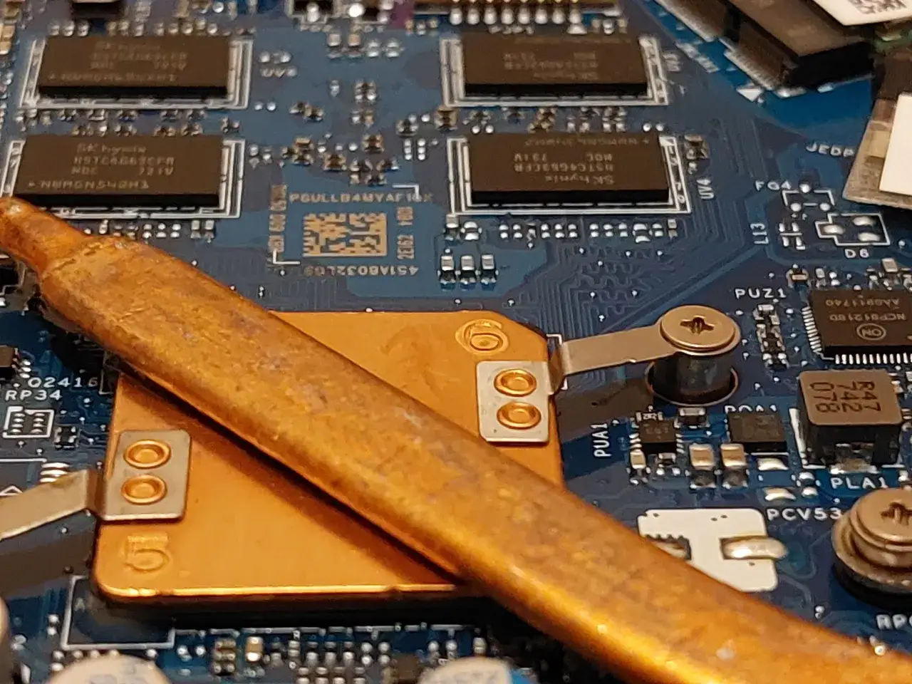 Chłodzenie procesora laptopa, klucz do tego, co zrobić, żeby laptop się nie zacinał. Miedziana rurka odprowadza ciepło.