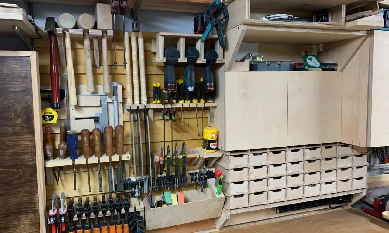 Jak urządzić warsztat w garażu: porządek z narzędziami, dłuta, młotki, wiertarki i mnóstwo małych szufladek na drobiazgi.