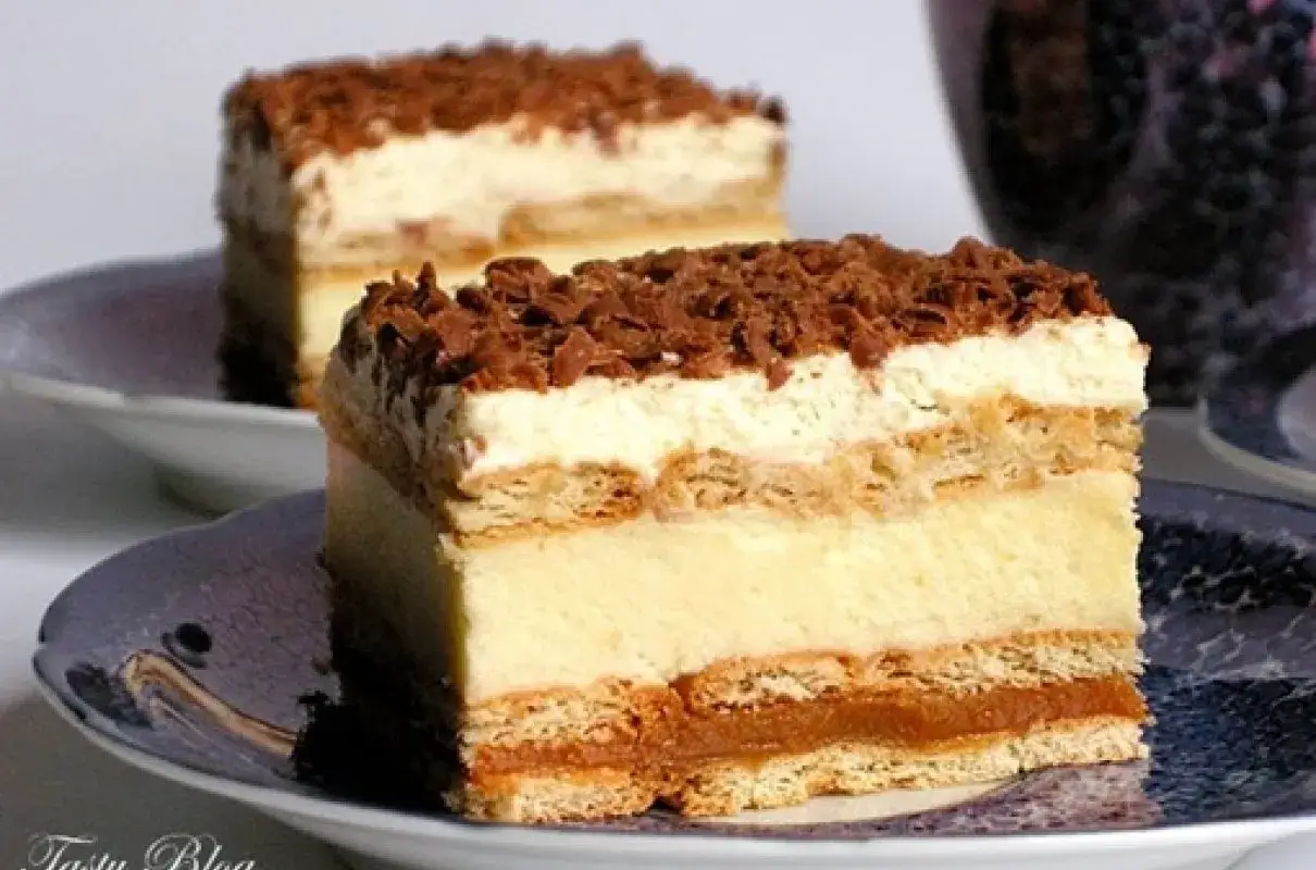 Pyszny, wielowarstwowy deser z kremem i karmelem. Idealny 3 bit przepis na słodką chwilę.