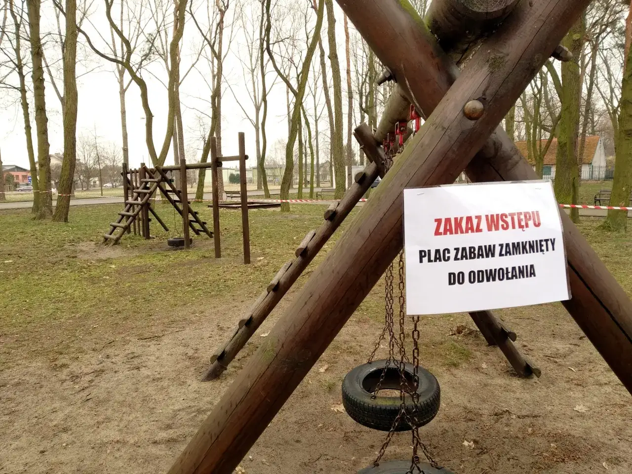 zamknięty plac zabaw tabliczka